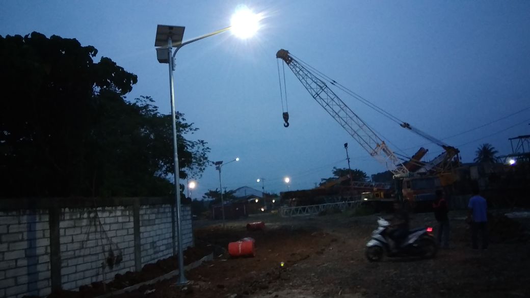 Pemasangan lampu Penerangan Jalan Umum Tenaga Surya (PJUTS) di Serang, Banten