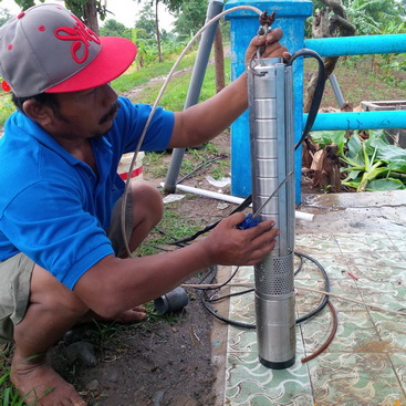 Pemasangan Pompa Air Tenaga Surya (PATS) di Cirebon