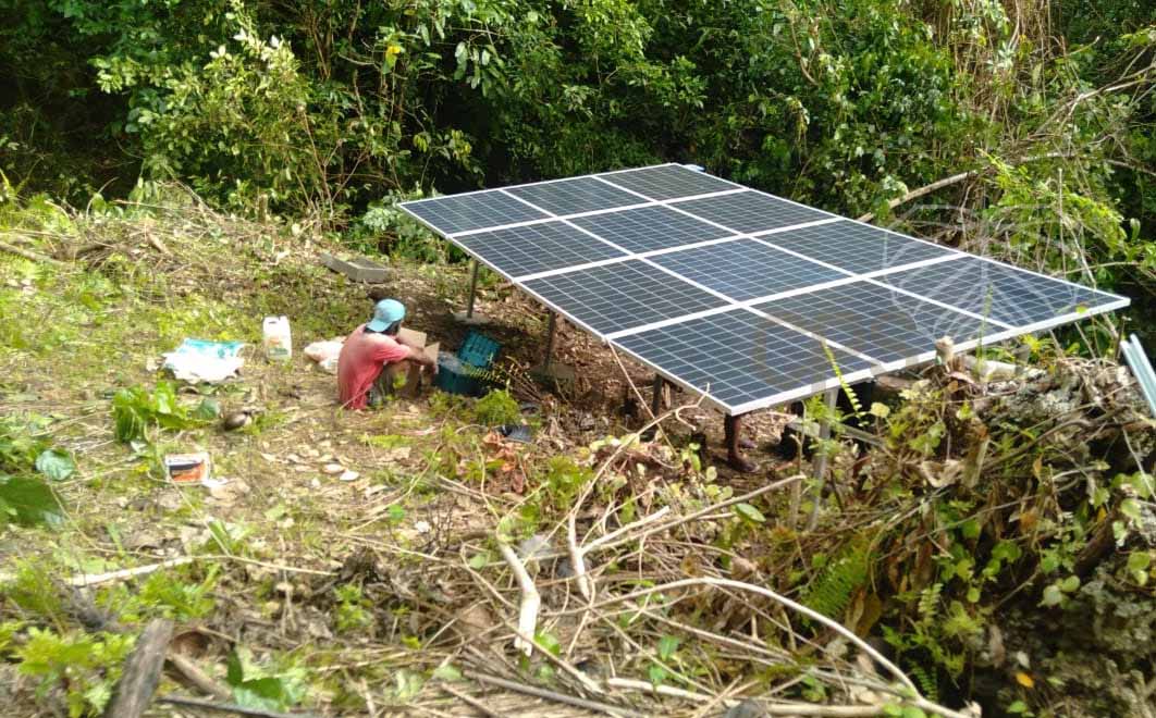 Panel surya untuk Pompa Air di Siri Sori Islam, Saparua Timur, Maluku Tengah, Maluku