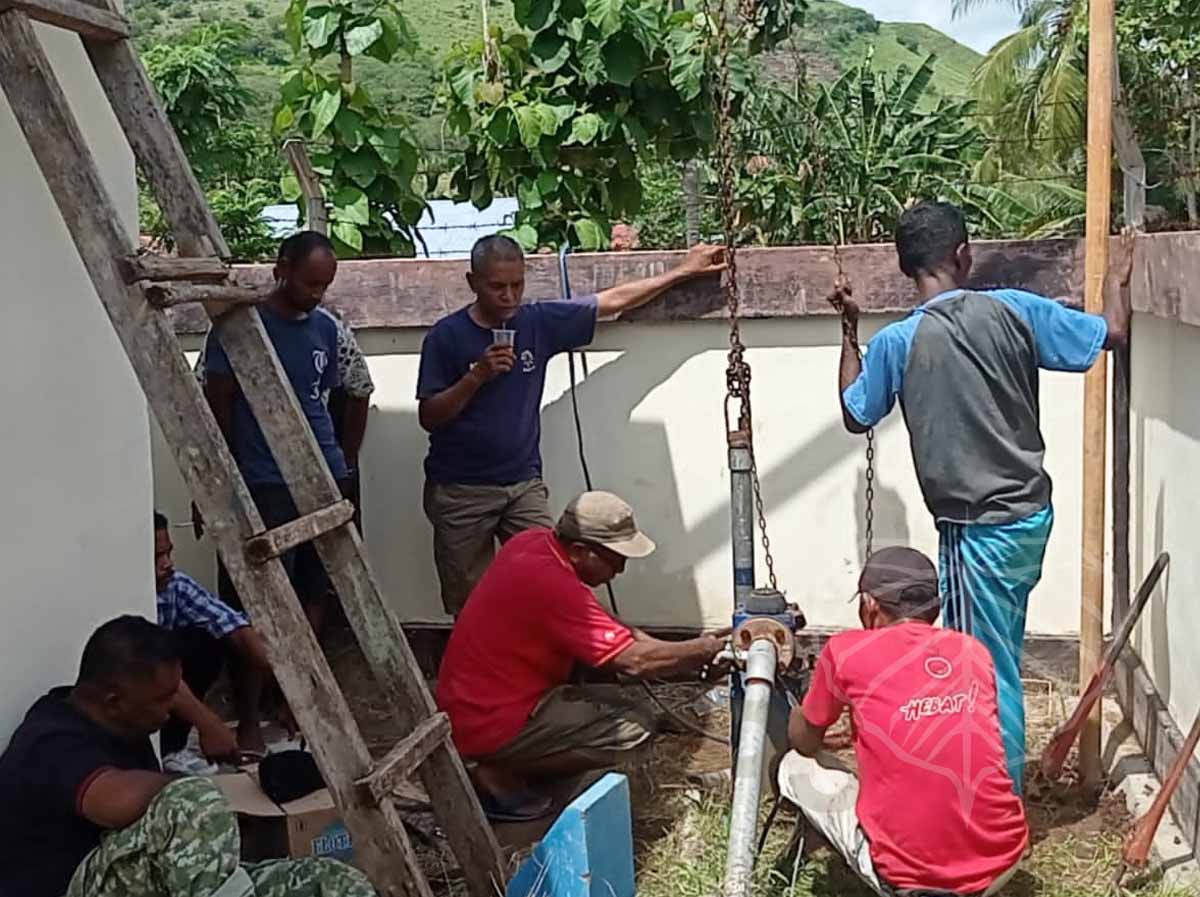 memasang pompa air tenaga surya di Larantuka Flores Timur NTT